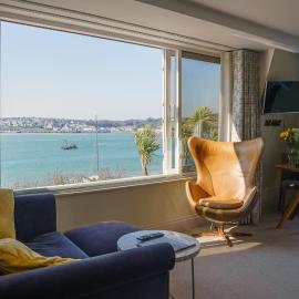 Bijou Beachfront Gem, Rock