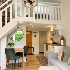 Quirky Mini house close to city