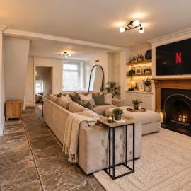 2BD cottage, parking, hot tub, contractors&holiday