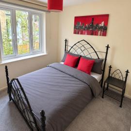 Stylish 3-Bed - Walk to Station and Parking