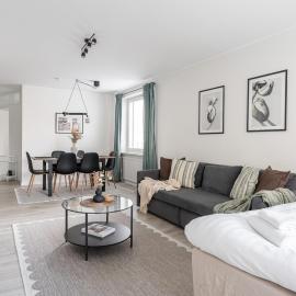 Spacious Downtown Apt with Balcony - Hosts 10