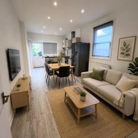 2 bedroom with garden on Northfield Ave, hotel em Ealing
