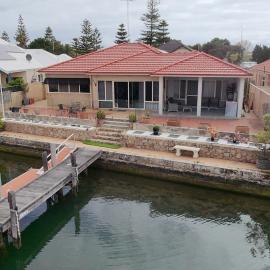Luxury Canal Life OASIS, מלון במנדורה