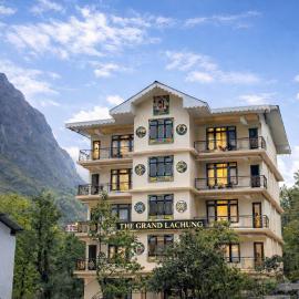Hotel The Grand With Parking, hótel í Lachung