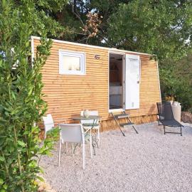 Tiny house insolite, près d'Aix-en-Provence, khách sạn ở Aix-en-Provence