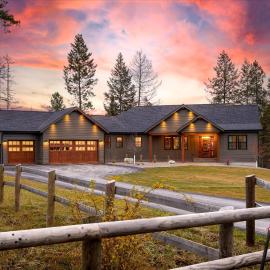 Luxe Lakeside New Build by Flathead Lake Speakeasy, hotel em Somers
