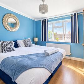 Detached Holiday Home for Groups in Ashford