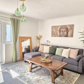 Bright and spacious 3 Bed House, Sleeps 5, Parking, Wi-Fi, close to Peterborough City Centre، فندق في بيتيربورو