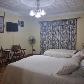 Alexander b&b، فندق في ألاخويلا