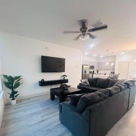 Spacious 4BR Home Near Shopping & Dining
