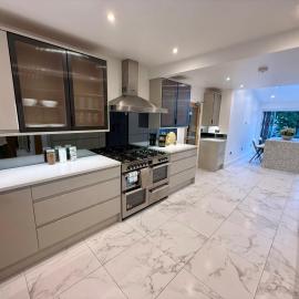 Modern Luxury Stay with Free Parking for 3 cars