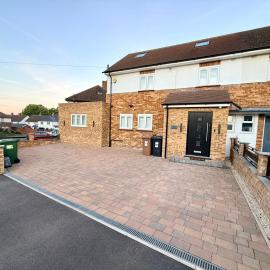 Modern Luxury Stay with Free Parking for 3 cars