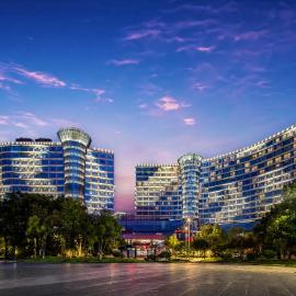 King Maker Grand Hotel-Gift Admission Ticket Junsheng Sand-Gravel Art Academy-At the Gate of Tianmen Peak Cableway-Free pick-up