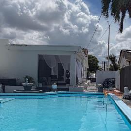 Casita con piscina a 5 min de aeropuerto de Miami
