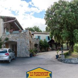 "Le Pigeonnier" chambre d'hôte, hotel v destinácii Piégros-la-Clastre