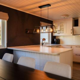 Large Home Tomasjord - Free parking, nature-close, sleeps 9