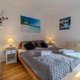 Schoenes 1 Zimmer - Sauna - Schwimmbad - Free Parking