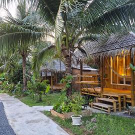 Blue Sea Lanta Coco huts บ้านพร้าวลันตา
