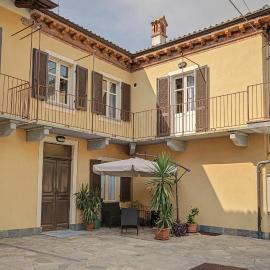 Appartamenti Sotto Castello – hotel w mieście Novello
