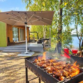 Piestātne Riverside Cabins with Sauna, Hot Tub & Private Pier, hotel em Katlakalns