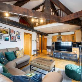 Modern 2-BR Loft Flat W-Parking near Lime St