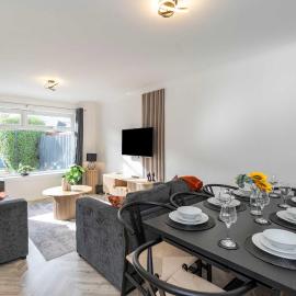 Contractor & Family Friendly House - Sleeps 8 - FREE Parking and Fast Wi-Fi, хотел в Uphall