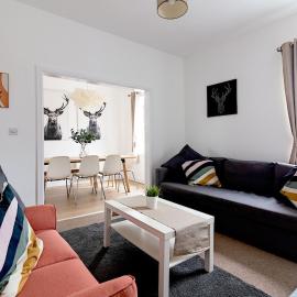 Spacious 3 bed / sleeps 8/ ideal for groups