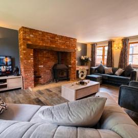 Barn Cottage, Welford - Hot-tub, Log Fire & Parking、Bintonのホテル