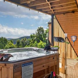 Twilight Timber at Saluda Mountain Retreats, hotel di Saluda