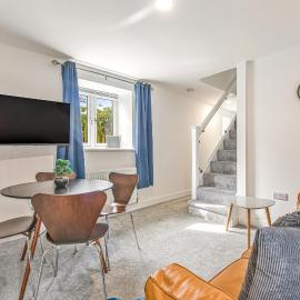 Modern 3 BR Home / Parking, Garden & wifi