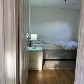 Compact single room B near Heathrow with 24 buses to all Terminals