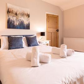 Central Rothley apartment / parking / sleeps 4