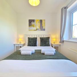 Spacious 3BR house/parking +garden/ sleeps 6