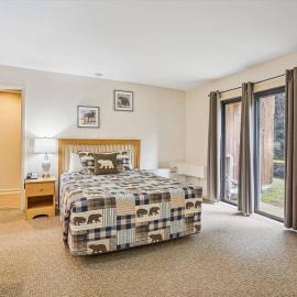 110 Cedarbrook Queen Studio