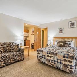 207 Cedarbrook Queen Studio