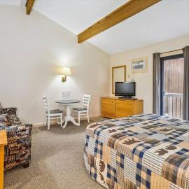 210 Cedarbrook Queen Studio, отель в Киллингтоне