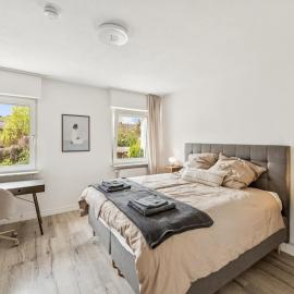 Design apartment near Bonn - up to 6 guests, מלון במקנהיים
