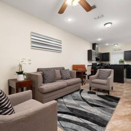 Nest at Hummingbird 3 w King bed free parking Patio
