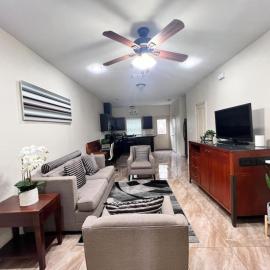 Nest at Hummingbird 3 w King bed free parking Patio