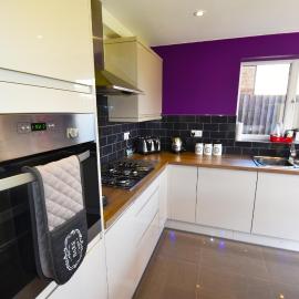 Spacious 3 Bed House / Sleeps 8 / Garden