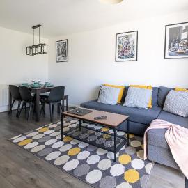 2 Bed / sleeps 5 / parking & EV charger, hotel a Syston