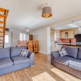 Modern 2 Bed House / sleeps 6 / parking
