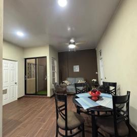 Cozy 2BR Apt in Santa Ana, AC, Parking & Wifi, viešbutis mieste Santa Ana