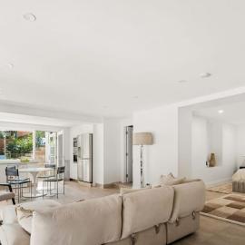 Oasis Apartment with Private Garden fountain, hotel in Lindfield