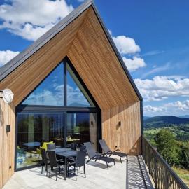 House with a garden and a view of the mountains، فندق في Dejówka