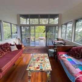 Artists home above rainforest sleeps 10 with pool