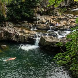 Private River and Waterfalls Jungle Lodge, hotel sa Ninole