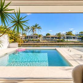 Azure Waters - 4BR Stylish Waterfront Stay in GC with pool