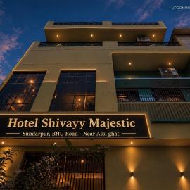 HOTEL SHIVAYY MAJESTIC - BHU Sundarpur Road 3km from KASHI VISHWANATH TEMPLE, hotelli kohteessa Varanasi