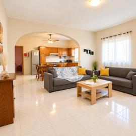 Nr41 holiday apartment - Village centre - Steps from the sea, restaurants, shops and all amenities